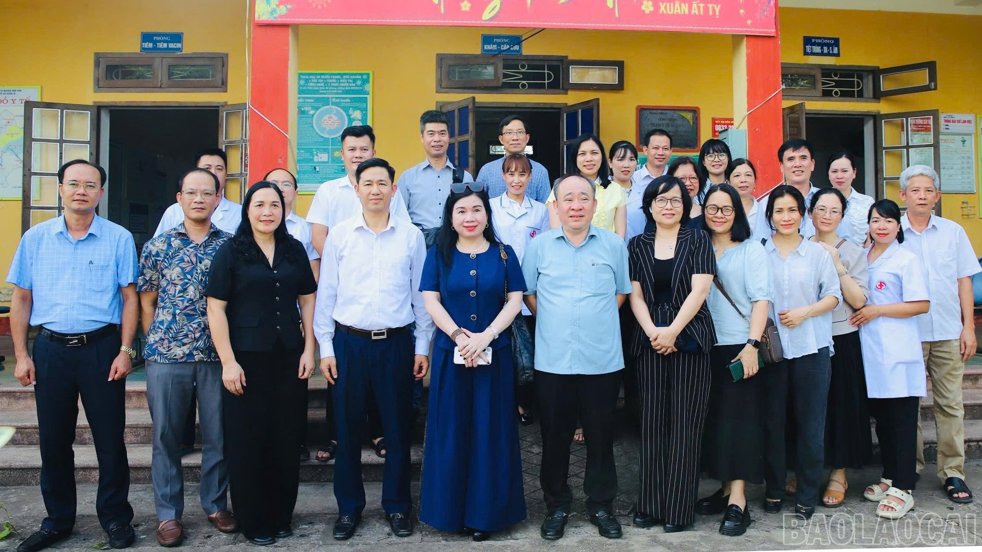 Đoàn khảo sát của Bộ Y tế chụp ảnh với y, bác sỹ Trạm y tế Xuân Ái, xã Văn Yên. baolaocai-br_19-7-mtqg5.jpg