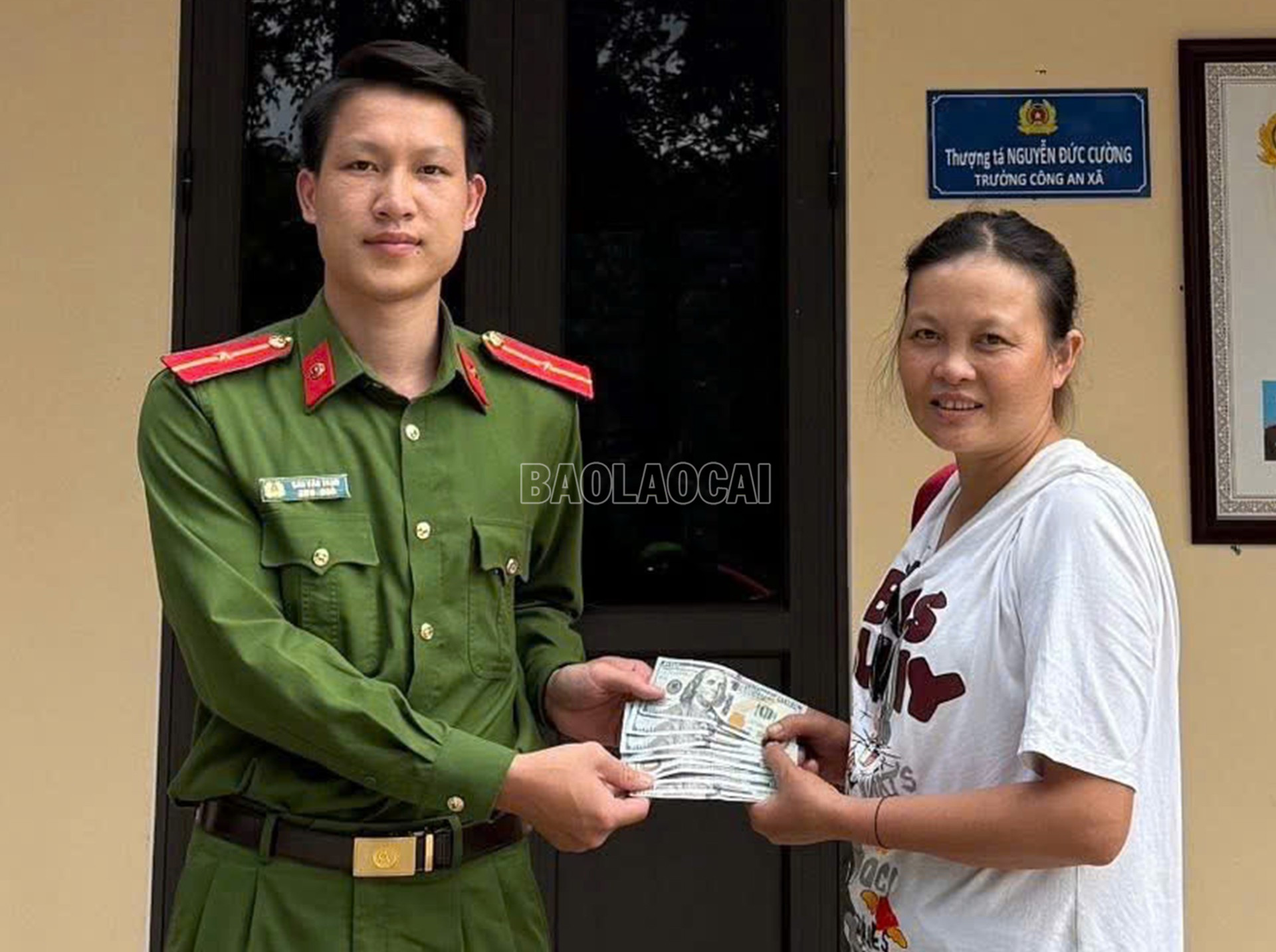 Công an xã Lùng Phình trao trả tài sản cho ông Peri Zvi thông qua người đại diện được ủy quyền của Công ty TNHH Du lịch Asia Viva Travel. baolaocai-c_19-7-trao.jpg