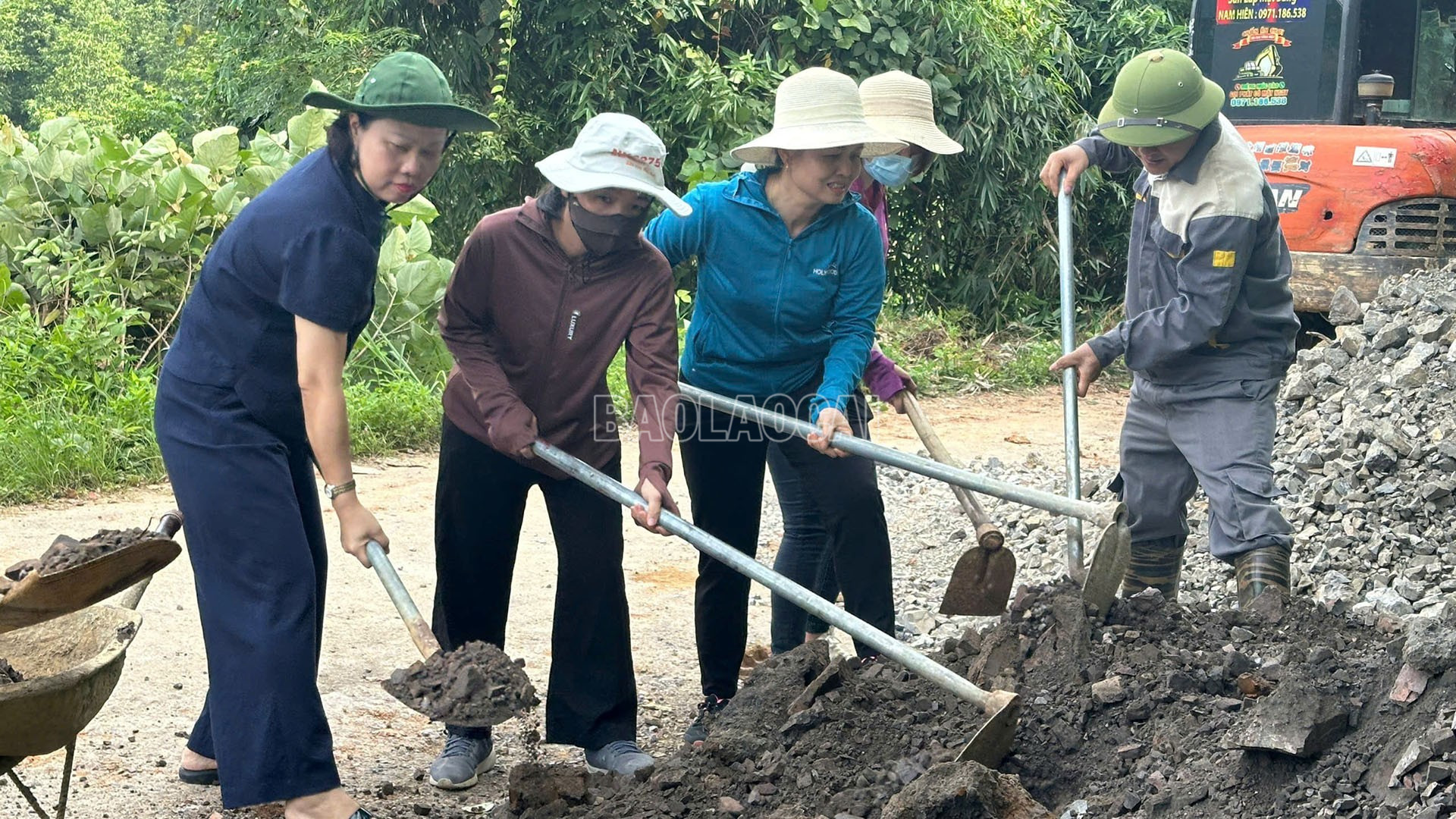 Cán bộ xã cùng người dân tham gia tu sửa đường giao thông liên thôn. baolaocai-c_19-7-nguoidan.jpg
