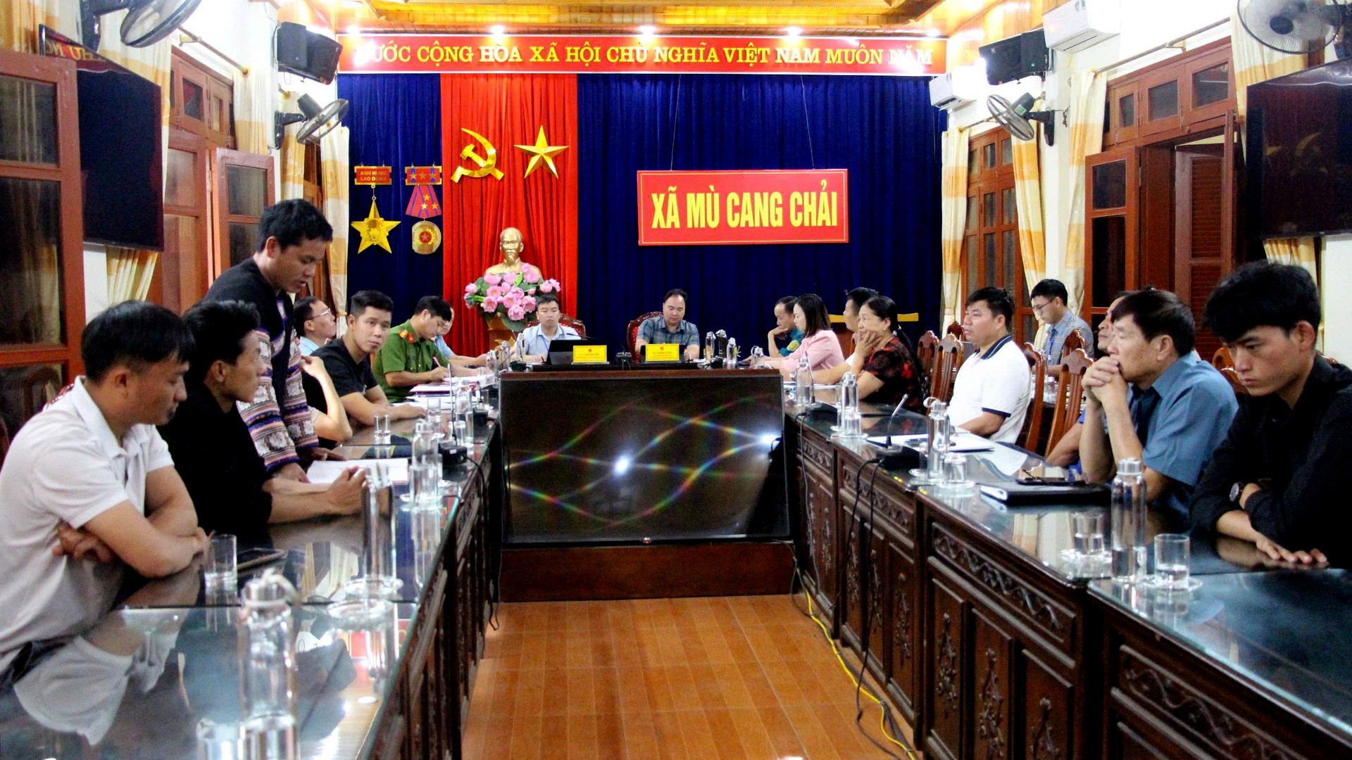 Quang cảnh cuộc làm việc giữa lãnh đạo xã Mù Cang Chải với các cơ sở kinh doanh, porter. 22-8-mcctoancanh.jpg