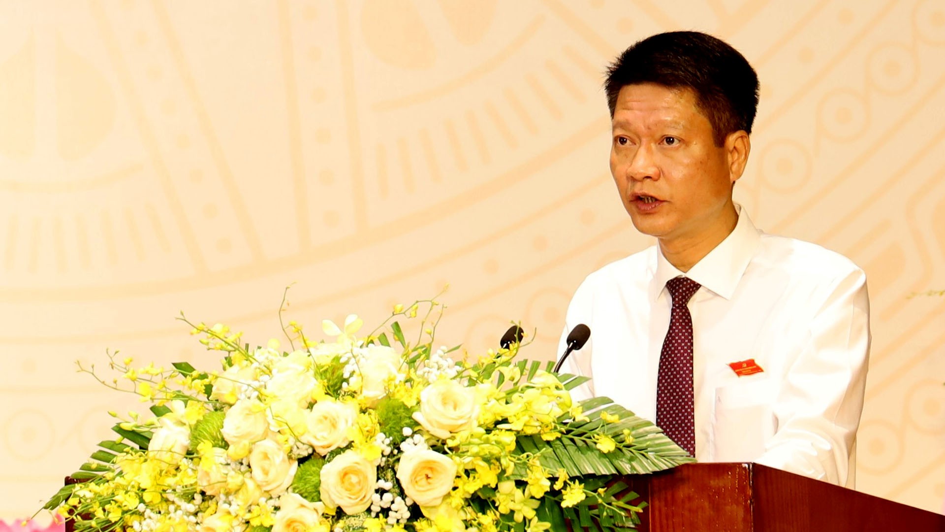 Đồng chí Nguyễn Thế Phước - Ủy viên Ban Thường vụ Tỉnh ủy, Phó Bí thư Thường trực Đảng ủy, Phó Chủ tịch Thường trực UBND tỉnh trình bày Báo cáo Chính trị tại Đại hội. 22-8-ongphuoc.jpg