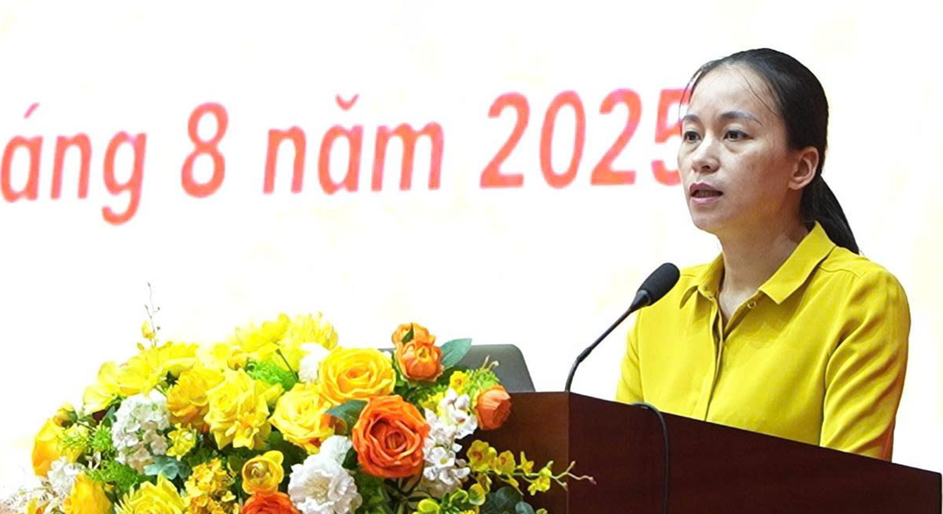 Phó Bí thư Thường trực Đảng ủy xã Bảo Yên quán triệt, triển khai các chỉ thị, nghị quyết của Trung ương và của tỉnh. 22-8-aovang.jpg