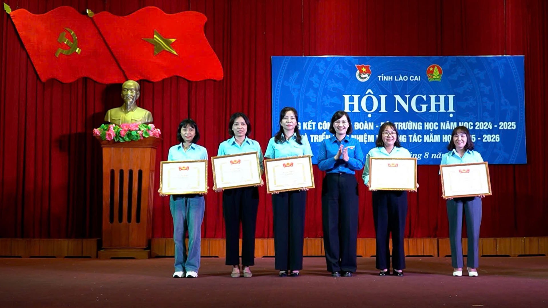 Các tập thể có thành tích xuất sắc trong công tác Đội và phong trào thiếu nhi năm học 2024 - 2025 nhận Bằng khen của Ban Chấp hành Trung ương Đoàn Thanh niên cộng sản Hồ Chí Minh. 22-8-doan2.jpg