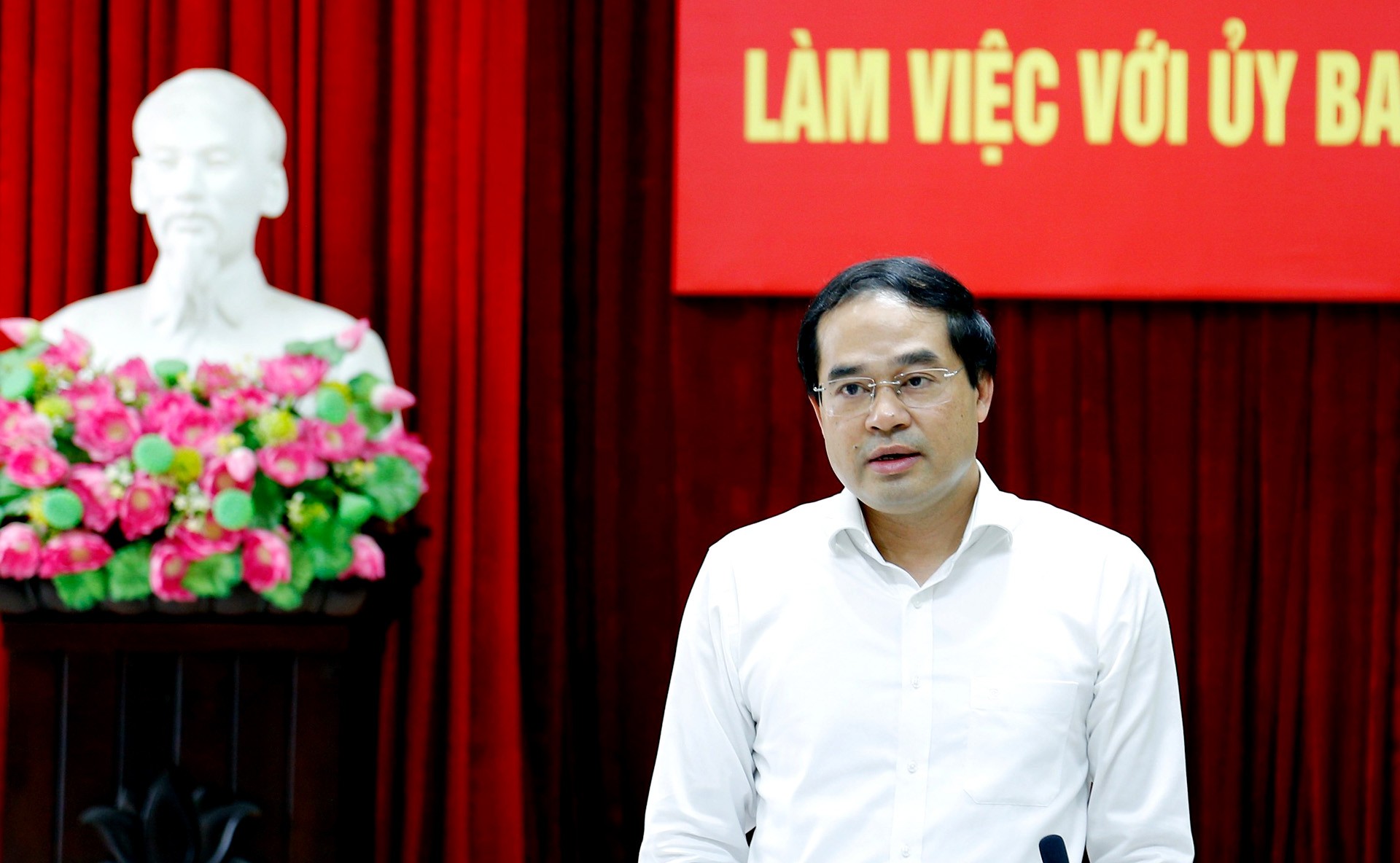 Đồng chí Trịnh Xuân Trường - Bí thư Tỉnh ủy, Chủ tịch HĐND tỉnh phát biểu kết luận cuộc làm việc. 22-8-ong-truong.jpg