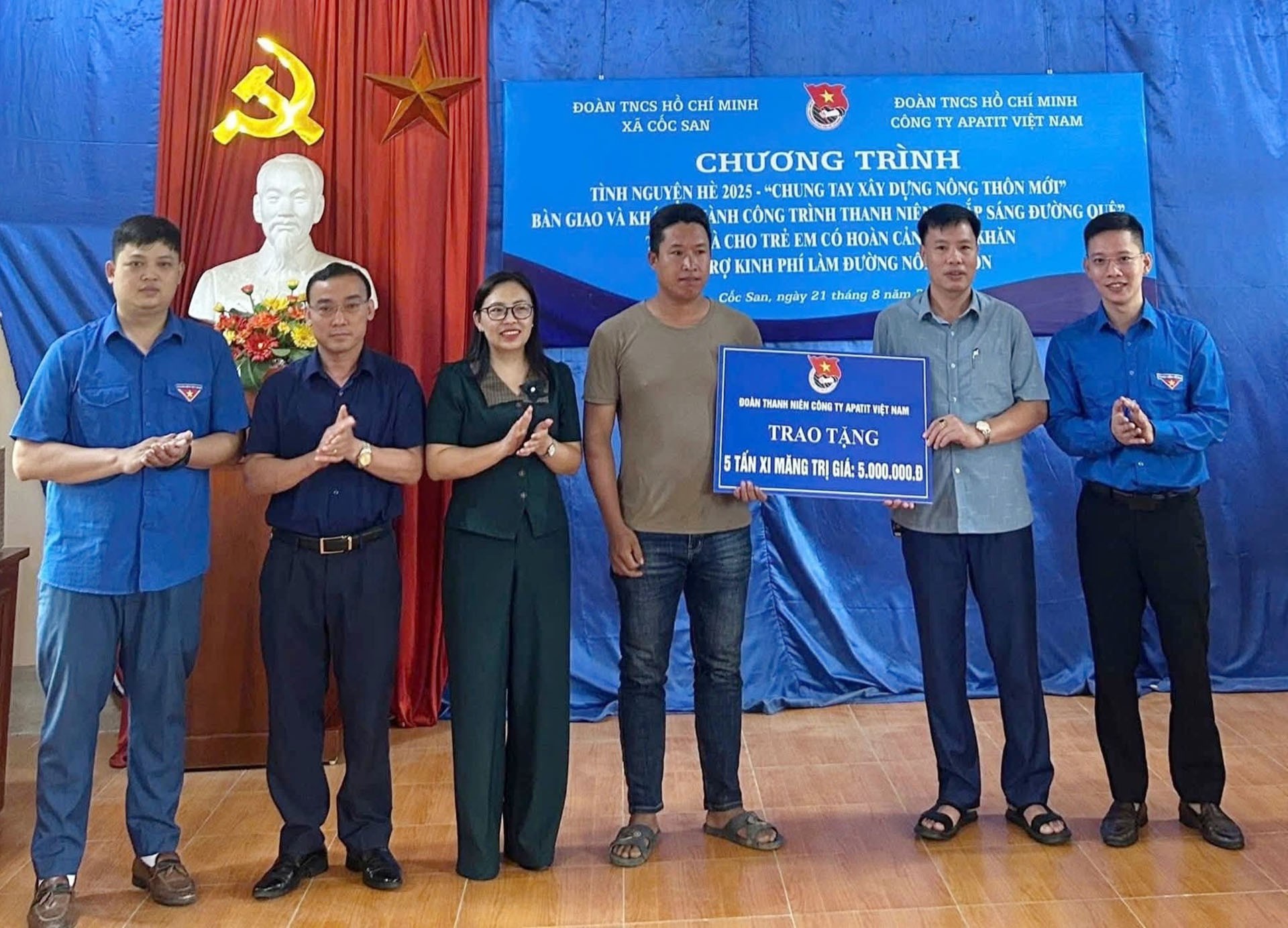 Đại diện Đoàn Thanh niên Công ty Apatit Việt Nam trao tặng xi măng sửa chữa đường giao thông nông thôn cho địa phương. 22-8-co-san1.jpg