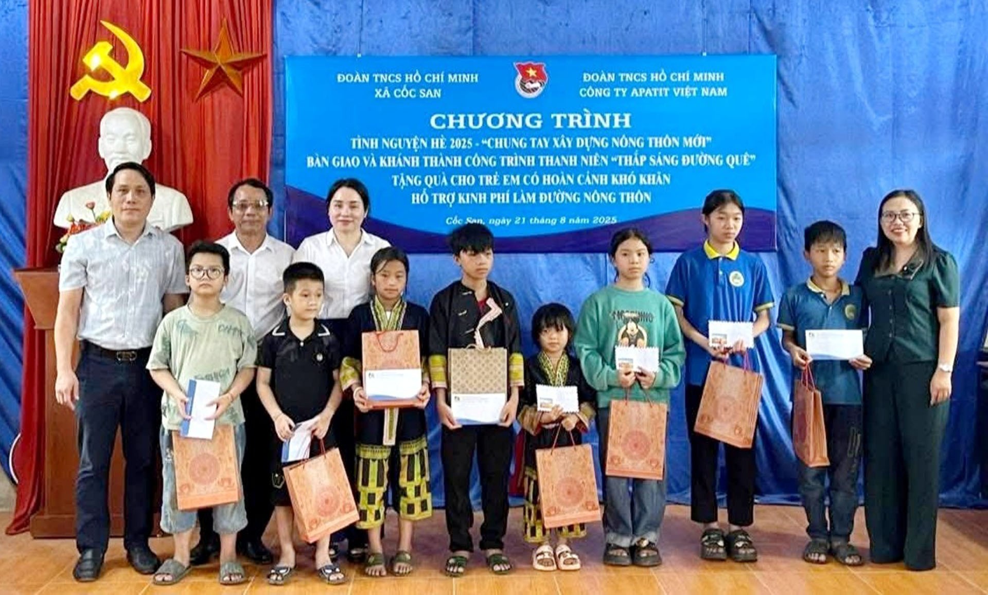 Đại diện những người làm chương trình trao tặng công trình thắp sáng đường quê và quà cho học sinh có hoàn cảnh khó khăn trên địa bàn. 22-8-co-san2.jpg