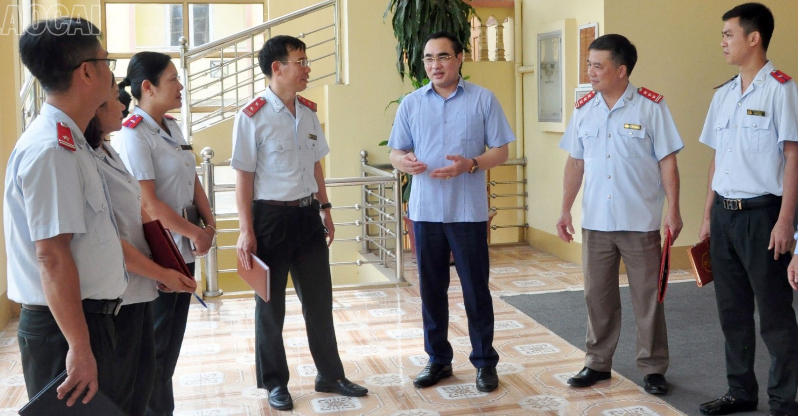 Đồng chí Nguyễn Hữu Long - Ủy viên Ban Chấp hành Đảng bộ tỉnh, Phó Bí thư chuyên trách Đảng ủy UBND tỉnh trao đổi nâng cao chất lượng sinh hoạt chi bộ với các đảng viên Đảng bộ Thanh tra tỉnh.. 22-8-anh-tu1.jpg