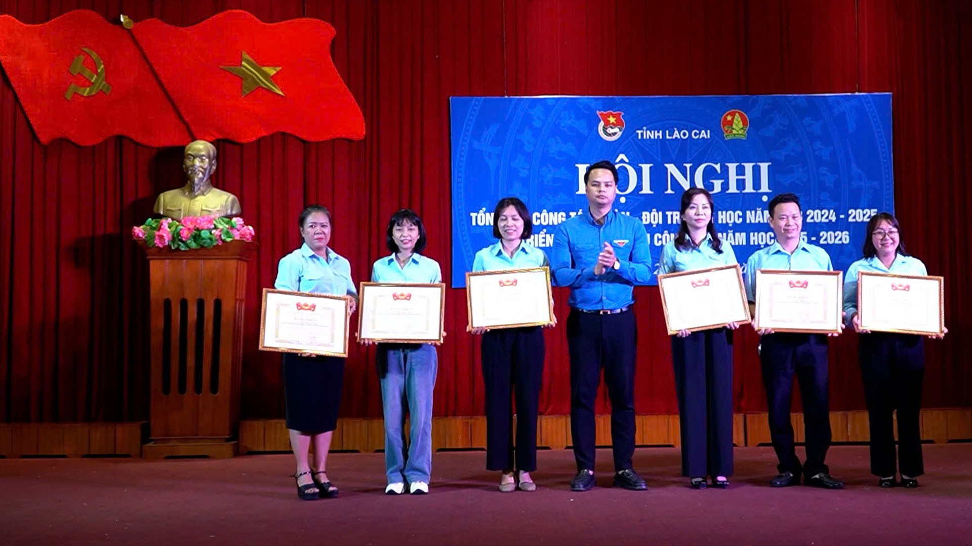 Các cá nhân có thành tích xuất sắc trong công tác Đội và phong trào thiếu nhi năm học 2024 - 2025 nhận Bằng khen của Ban Chấp hành Trung ương Đoàn Thanh niên cộng sản Hồ Chí Minh. 22-8-doan3.jpg