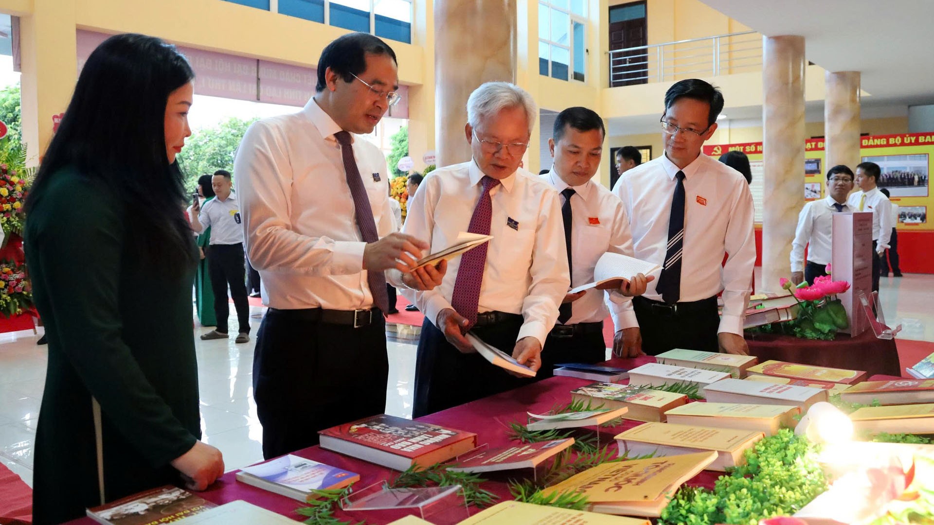 Đại biểu Trung ương và các đồng chí lãnh đạo tỉnh cùng các đại biểu tham dự Đại hội tham quan một số hình ảnh hoạt động của Đảng bộ UBND tỉnh và triển lãm ấn phẩm, tư liệu chủ đề "Dấu mốc mới - Khát vong phát triển" trưng bày tại Đại hội. 22-8-ongtruong111.jpg