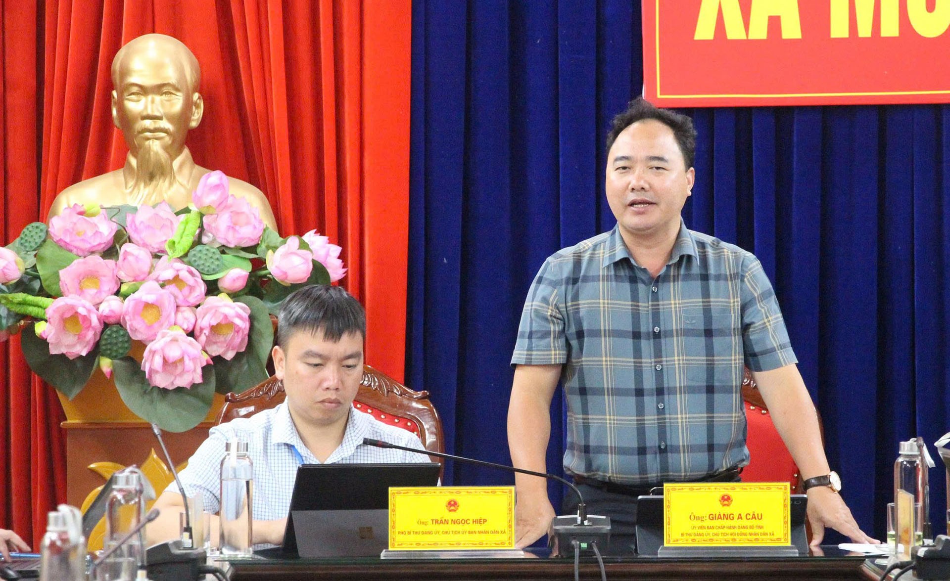 Đồng chí Giàng A Câu – Bí thư Đảng ủy xã Mù Cang Chải phát biểu chỉ đạo tại cuộc làm việc. 22-8-ongcau.jpg