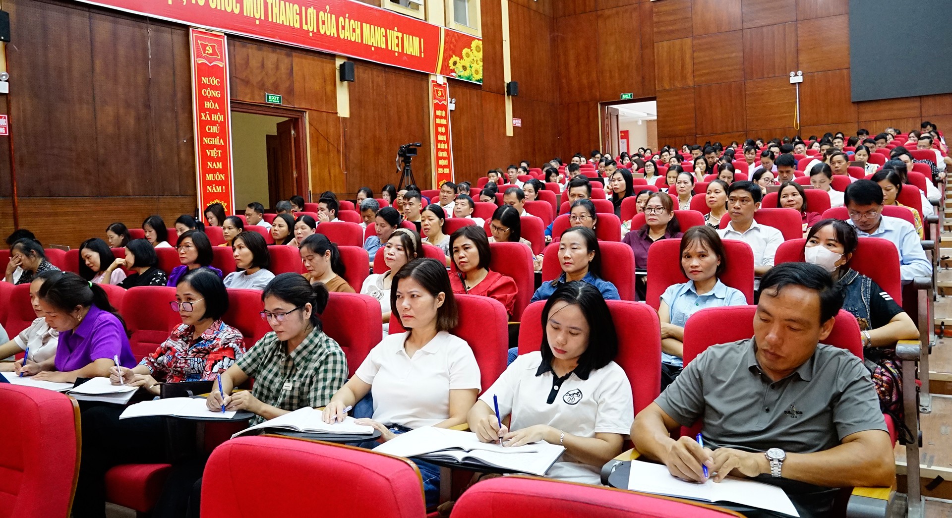 Hội nghị bồi dưỡng cập nhật thông tin tình hình kinh tế - xã hội và đối thoại với cán bộ quản lý, giáo viên, nhân viên ngành giáo dục. 22-8-bac-ha3.jpg