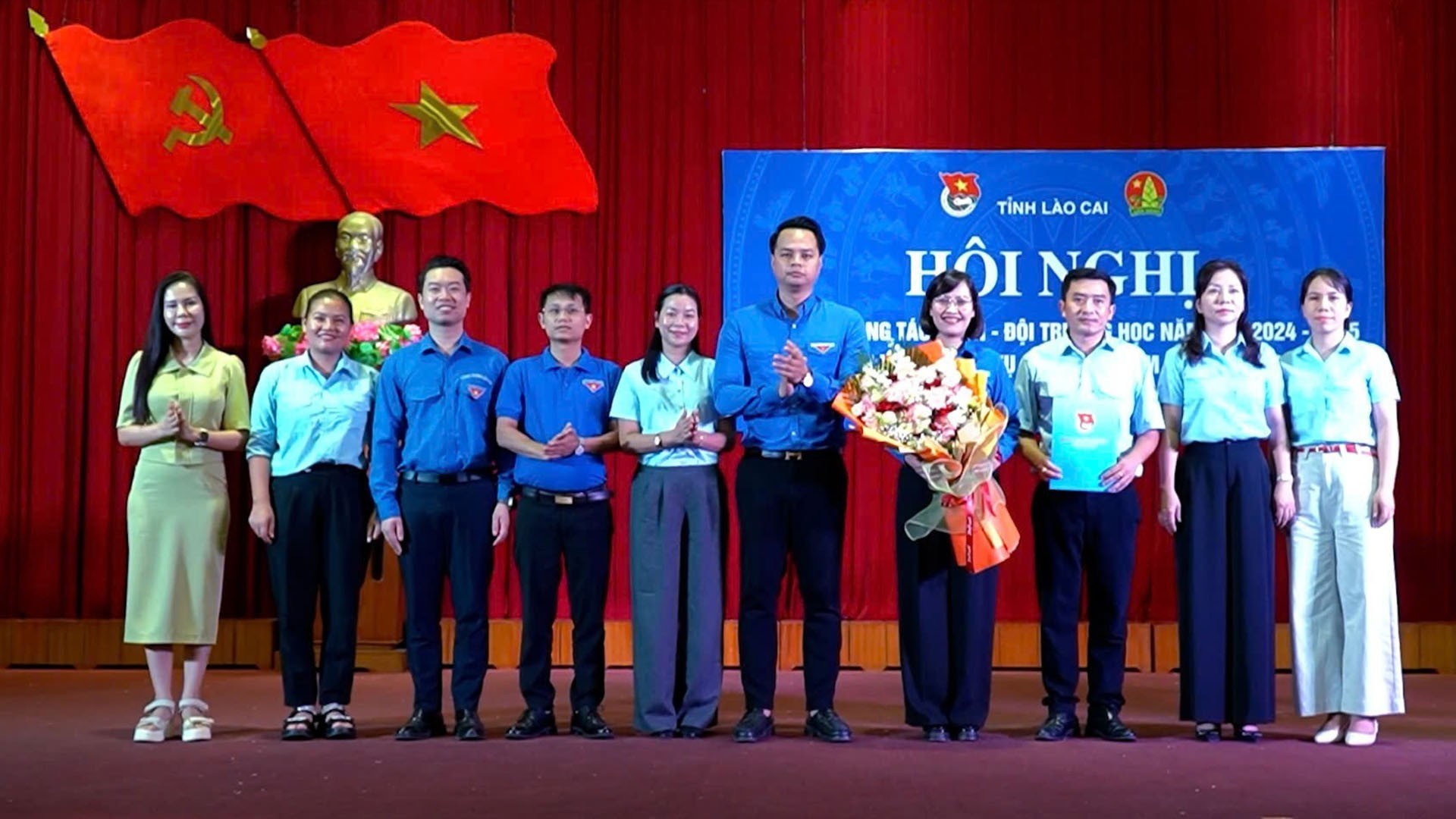 Lãnh đạo Tỉnh đoàn trao quyết định và tặng hoa chúc mừng Hội đồng Đội tỉnh. 22-8-doan1.jpg