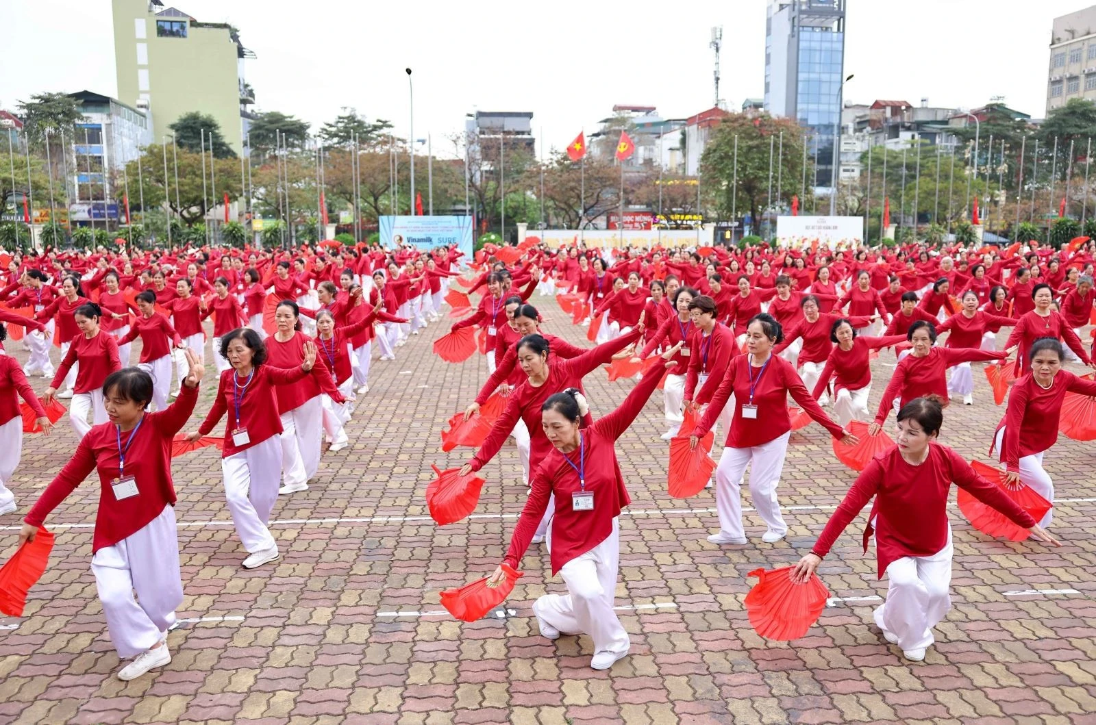 "Ngày hội xác lập kỷ lục múa quạt dưỡng sinh dành cho người trung cao tuổi" chào mừng 80 năm Ngày Thể thao Việt Nam. Ảnh: Thanh Tùng/TTXVN