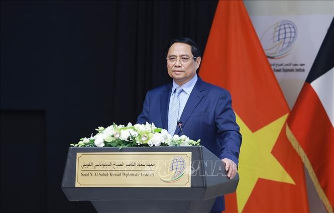 Thủ tướng Phạm Minh Chính phát biểu về chính sách của Việt Nam tại Học viện Ngoại giao Kuwait.