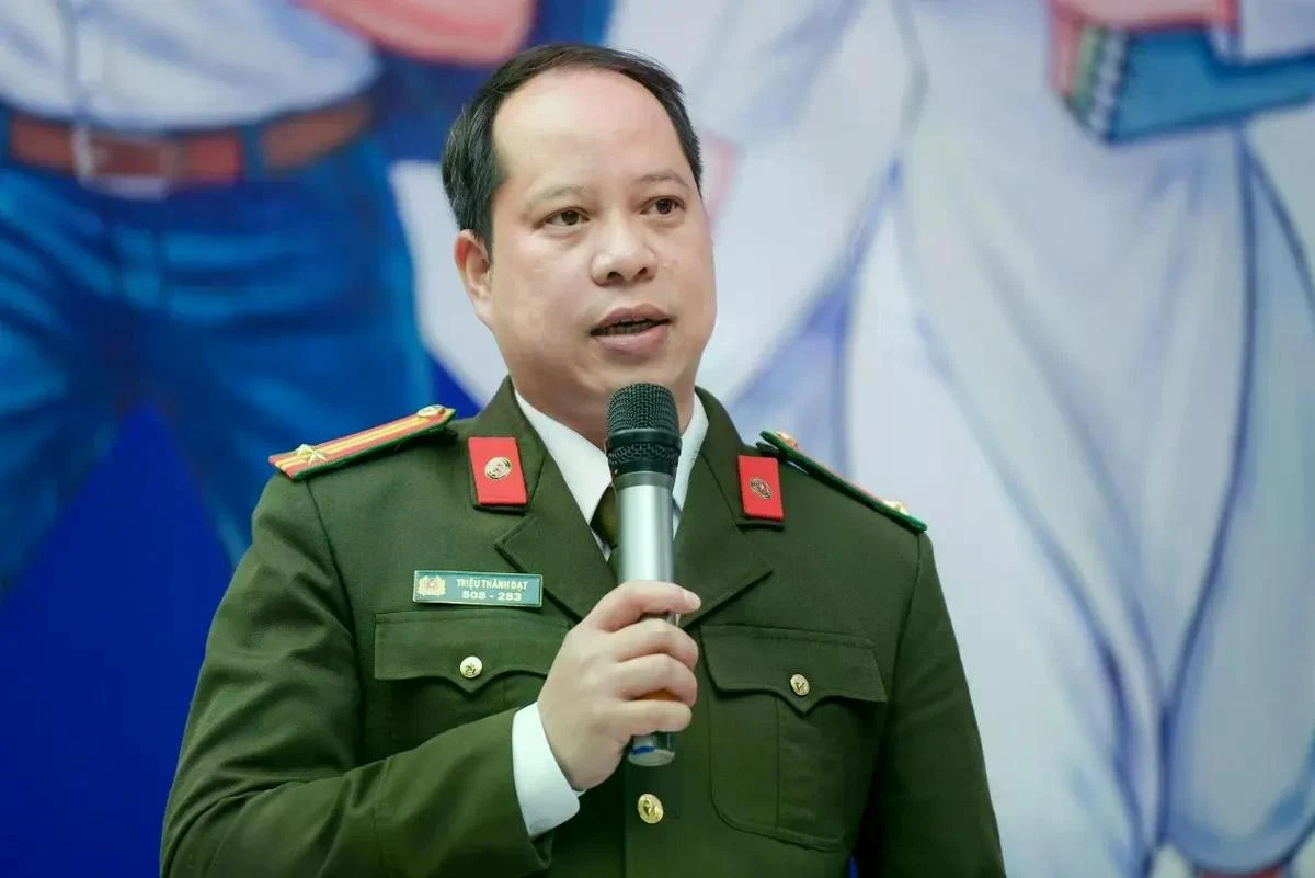 Trung tá Triệu Thành Đạt, chuyên viên chính Cục đào tạo, Bộ Công an cung cấp thông tin cho các sĩ tử.