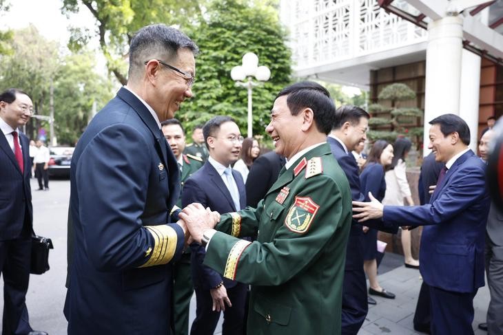 Bộ trưởng Quốc phòng Phan Văn Giang đón Bộ trưởng Quốc phòng Trung Quốc Đổng Quân - Ảnh: Bộ Ngoại giao cung cấp.