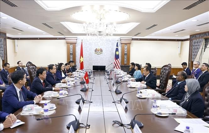 Chủ tịch Quốc hội Trần Thanh Mẫn hội đàm với Chủ tịch Thượng viện Malaysia Dato' Awang Bemee Awang Ali Basah. Chủ tịch Quốc hội Trần Thanh Mẫn hội đàm với Chủ tịch Thượng viện Malaysia Dato' Awang Bemee Awang Ali Basah.