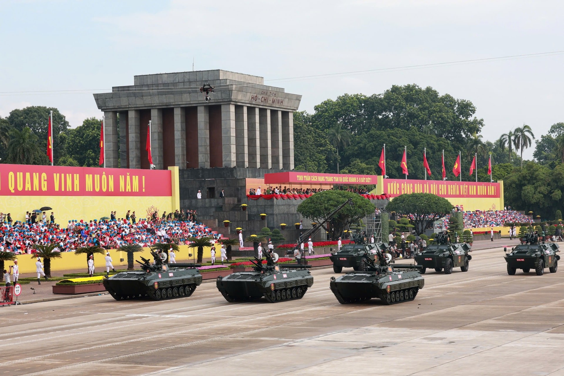Dàn khí tài hành tiến qua Quảng trường Ba Đình lịch sử tại buổi tổng duyệt. Dàn khí tài hành tiến qua Quảng trường Ba Đình lịch sử tại buổi tổng duyệt.