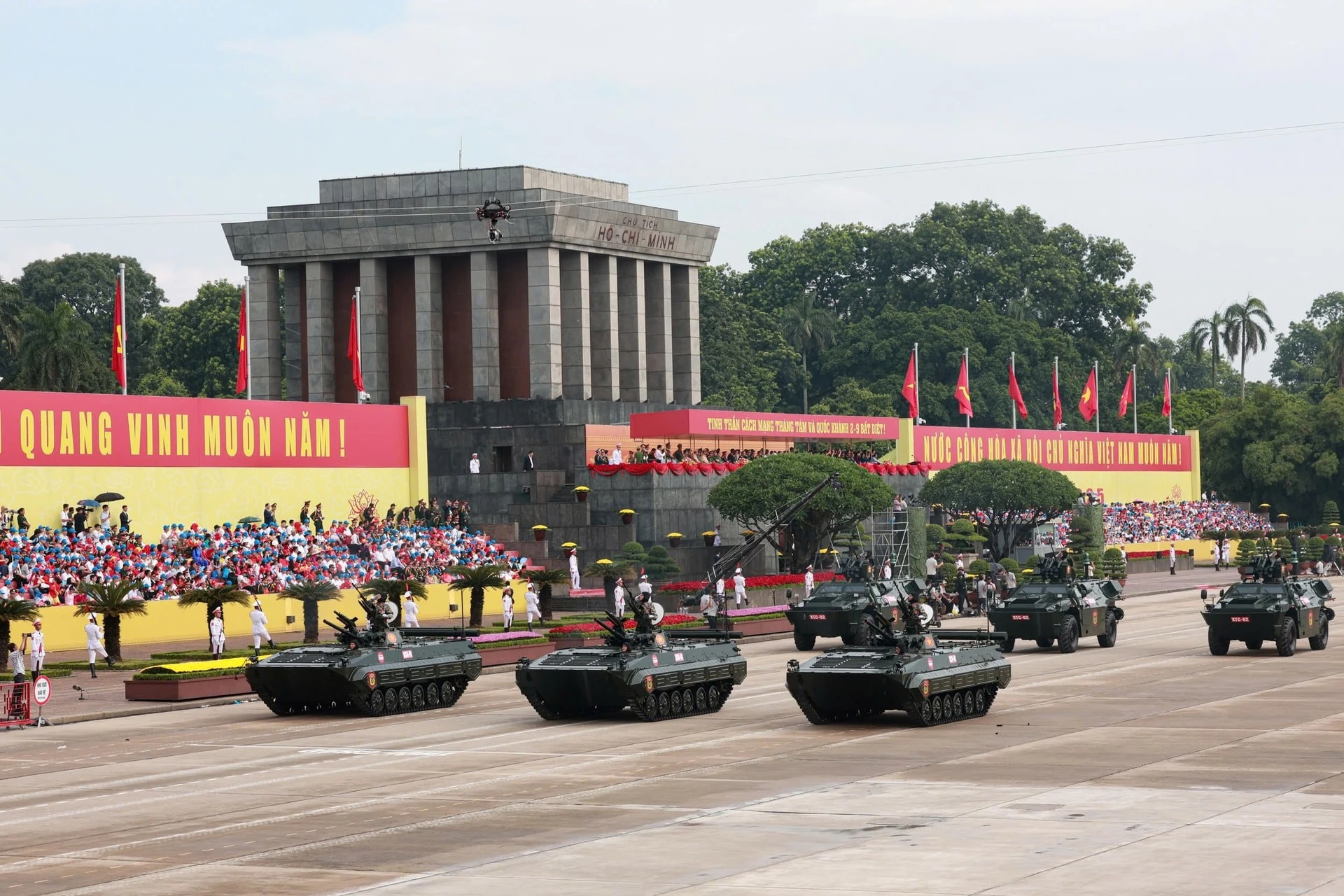 Dàn khí tài hành tiến qua Quảng trường Ba Đình lịch sử tại buổi tổng duyệt.