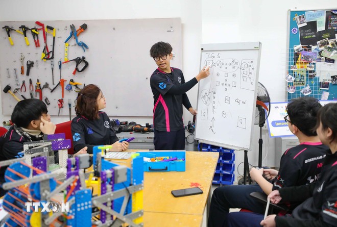 Nhiều học sinh trong các câu lạc bộ Robot và trí tuệ nhân tạo đã giành được những huy chương danh giá trên đấu trường quốc tế bằng sự sáng tạo và miệt mài trong quá trình nghiên cứu khoa học. Nhiều học sinh trong các câu lạc bộ Robot và trí tuệ nhân tạo đã giành được những huy chương danh giá trên đấu trường quốc tế bằng sự sáng tạo và miệt mài trong quá trình nghiên cứu khoa học.