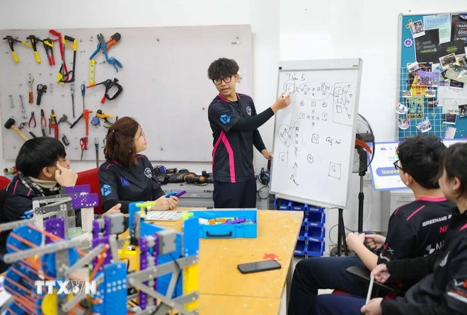Nhiều học sinh trong các câu lạc bộ Robot và trí tuệ nhân tạo đã giành được những huy chương danh giá trên đấu trường quốc tế bằng sự sáng tạo và miệt mài trong quá trình nghiên cứu khoa học.