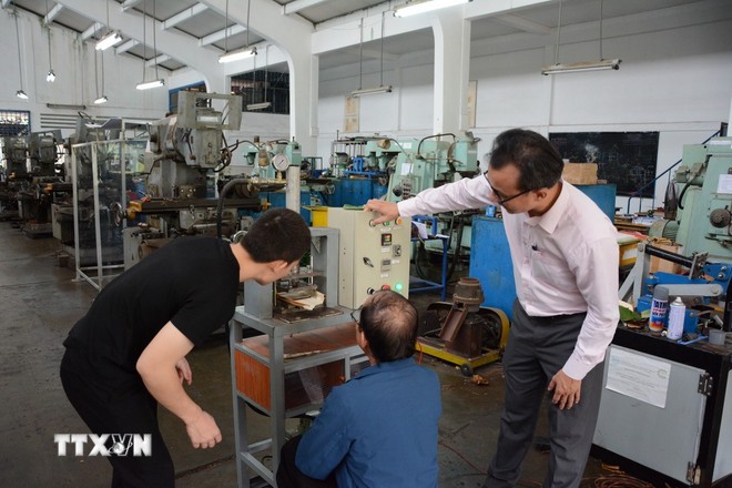 Giảng viên trường Đại học Sư phạm Kỹ thuật-Đại học Đà Nẵng hướng dẫn sinh viên chế tạo sản phẩm khoa học. Giảng viên trường Đại học Sư phạm Kỹ thuật-Đại học Đà Nẵng hướng dẫn sinh viên chế tạo sản phẩm khoa học.