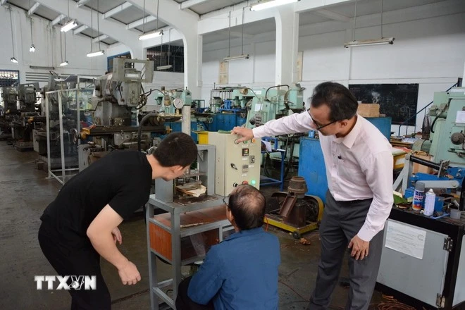 Giảng viên trường Đại học Sư phạm Kỹ thuật-Đại học Đà Nẵng hướng dẫn sinh viên chế tạo sản phẩm khoa học.