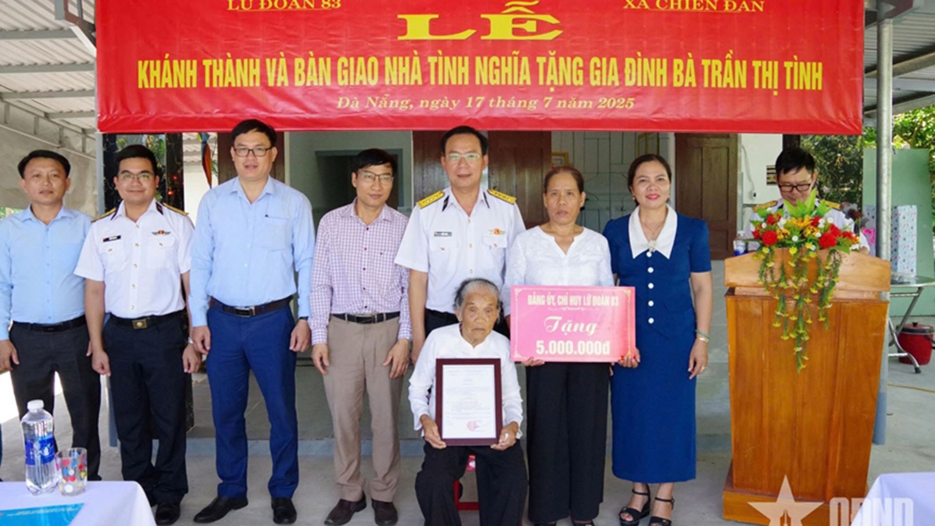 Bàn giao nhà tình nghĩa tặng gia đình bà Trần Thị Tình. 17-7-lu-doan.jpg