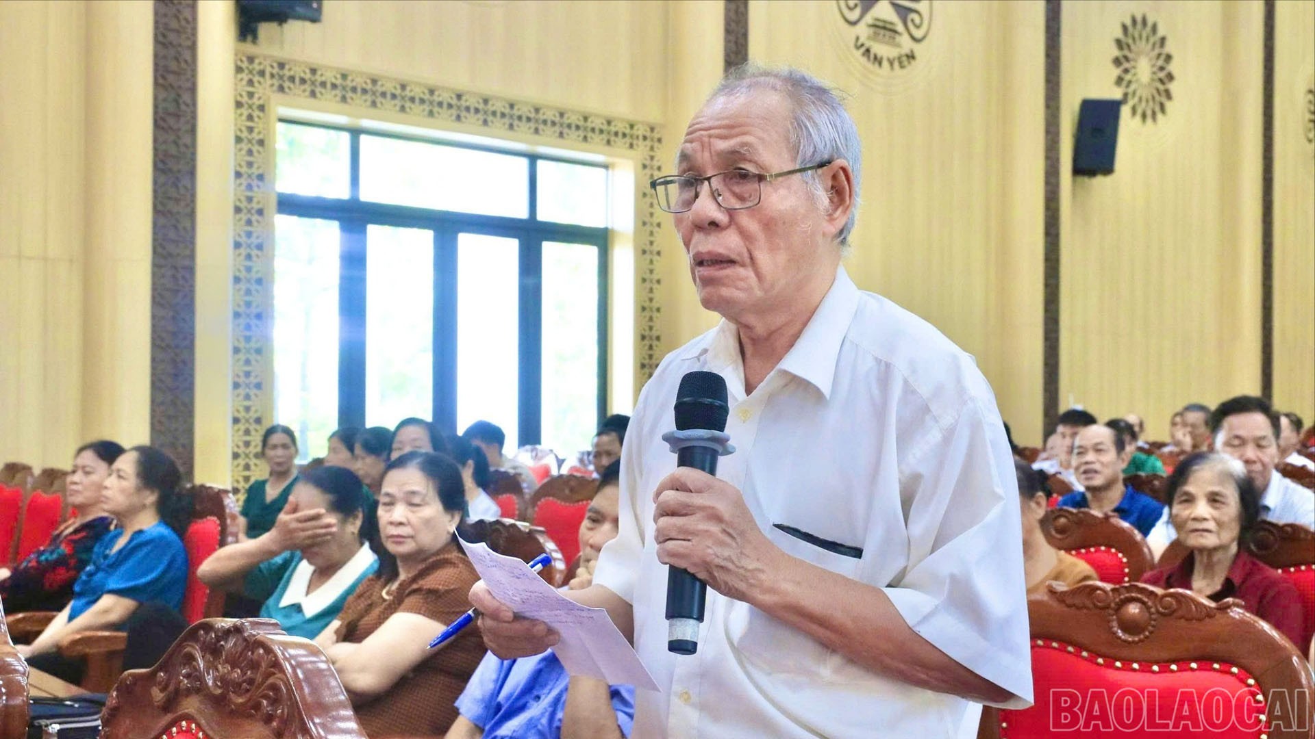 Ông Nguyễn Văn Hòa - Đảng viên chi bộ thôn Phú Cường tham gia ý kiến về công tác bảo đảm an ninh trật tự tại địa phương. 17-7-cu-tri.jpg
