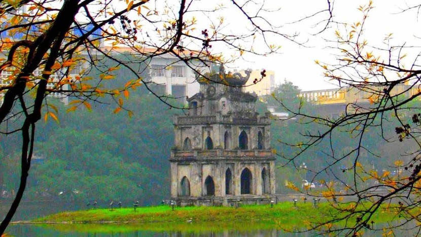 Tháp Rùa trong khung cảnh nên thơ của mùa xuân.