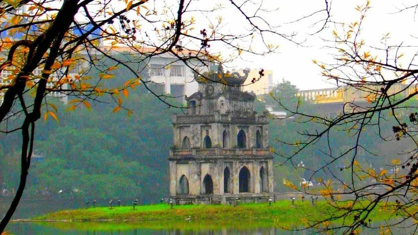 Tháp Rùa trong khung cảnh nên thơ của mùa xuân.