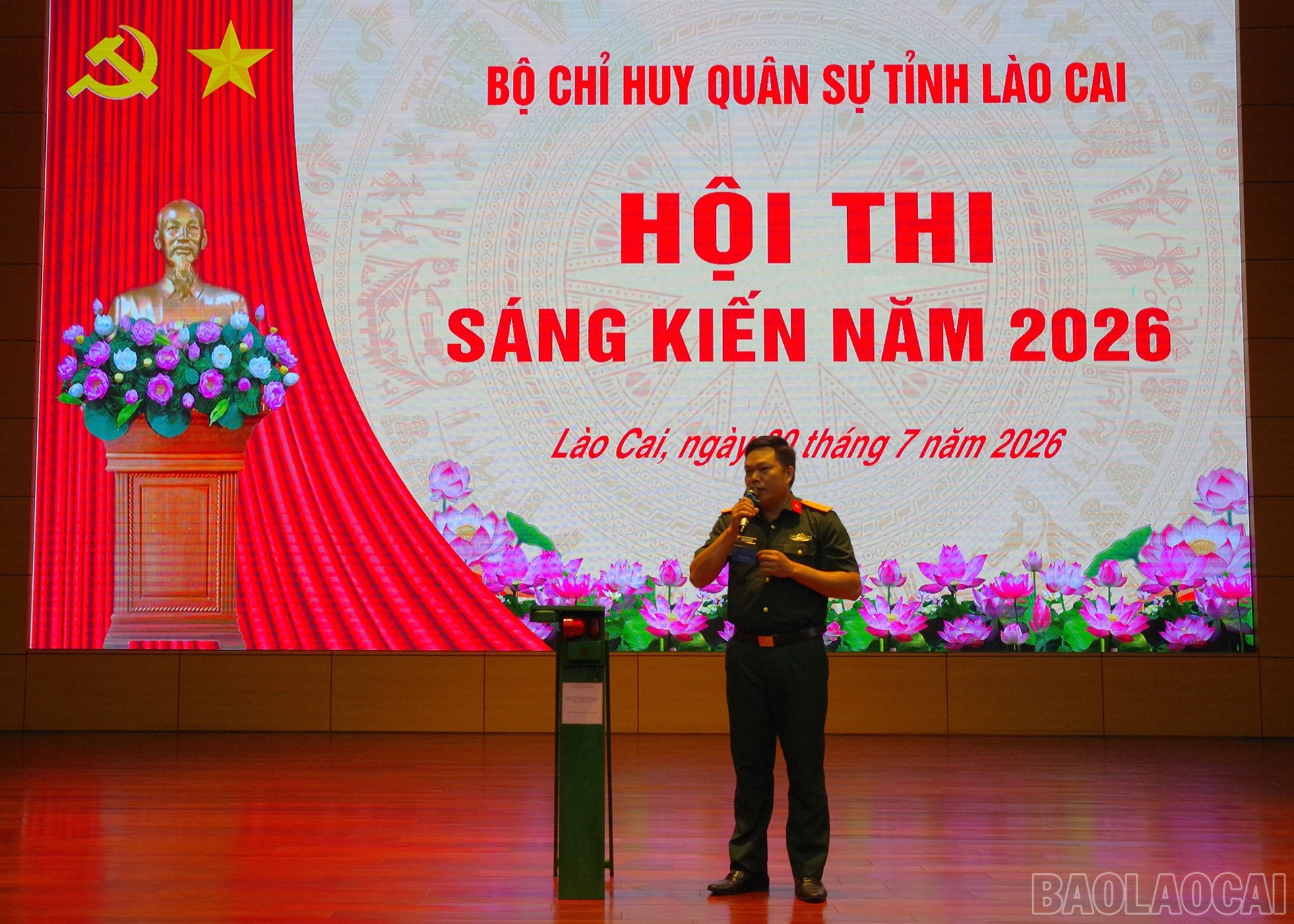 Các tác giả thuyết minh sáng kiến tại hội thi.