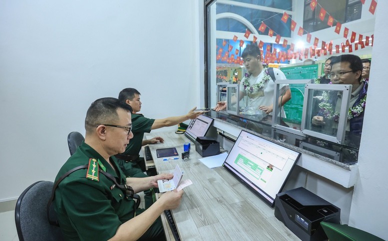 Tàu liên vận quốc tế Gia Lâm - Nam Ninh, làm thủ tục xuất nhập cảnh tại ga Đồng Đăng. Tàu liên vận quốc tế Gia Lâm - Nam Ninh, làm thủ tục xuất nhập cảnh tại ga Đồng Đăng.
