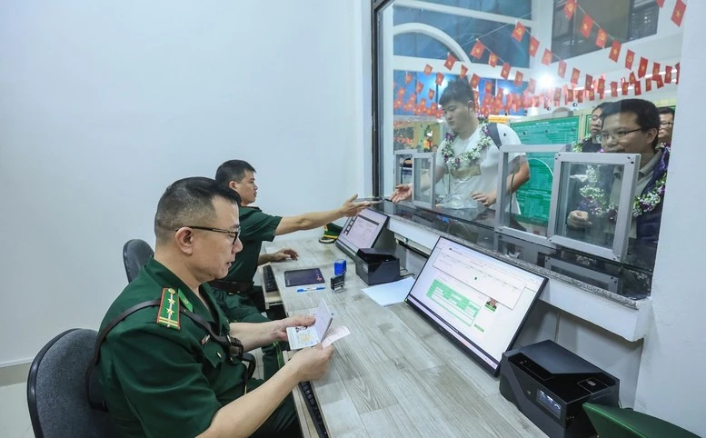 Tàu liên vận quốc tế Gia Lâm - Nam Ninh, làm thủ tục xuất nhập cảnh tại ga Đồng Đăng.