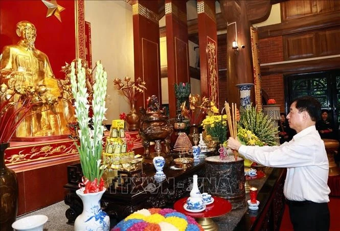 Chủ nhiệm Uỷ ban Kiểm tra Trung ương Nguyễn Duy Ngọc dâng hương tưởng niệm Chủ tịch Hồ Chí Minh tại Nhà tưởng niệm của Người trên đỉnh đèo De (xã Phú Đình).