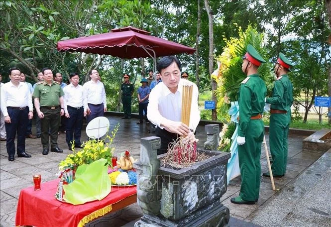 Chủ nhiệm Uỷ ban Kiểm tra Trung ương Nguyễn Duy Ngọc dâng hương tại Di tích nơi thành lập Cơ quan Kiểm tra đầu tiên của Đảng (nay là Uỷ ban Kiểm tra Trung ương).