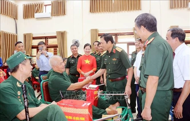 Đại tướng Nguyễn Tân Cương hỏi thăm, động viên thương binh tại Trung tâm Điều dưỡng thương binh Duy Tiên.