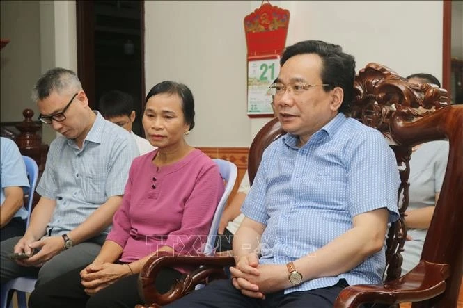 Đoàn công tác đến thăm gia đình liệt sĩ Lý Văn Giáp ở Tiểu khu 1, xã Chợ Rã, tỉnh Thái Nguyên.