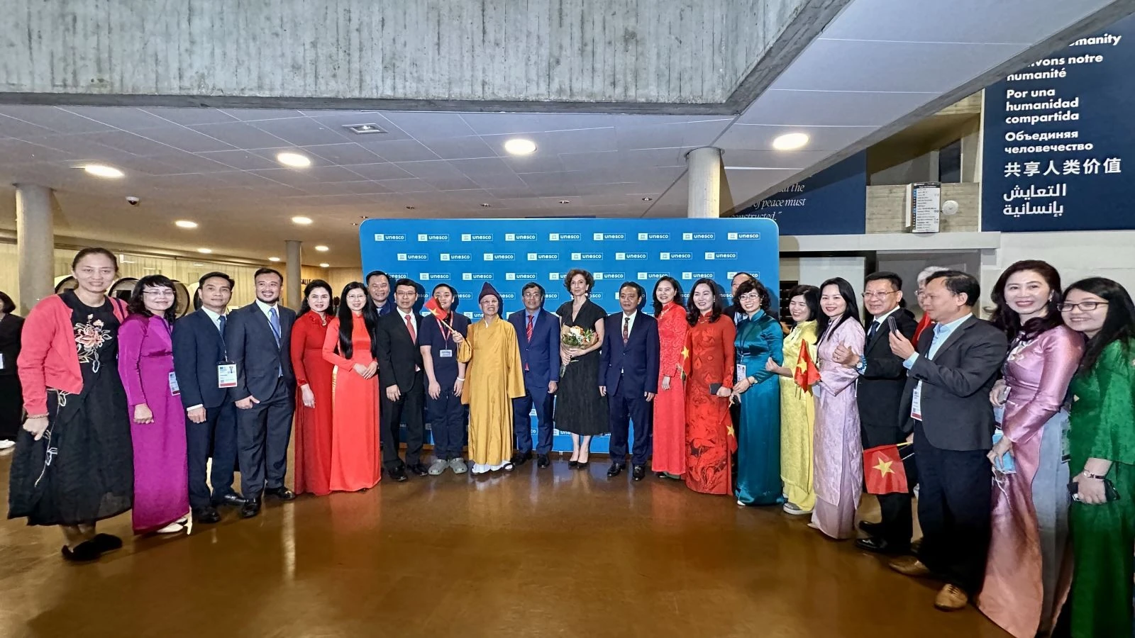 Tổng giám đốc UNESCO, bà Audrey Azoulay chụp ảnh kỷ niệm với đoàn Việt Nam tại sảnh lễ tân của trụ sở UNESCO.