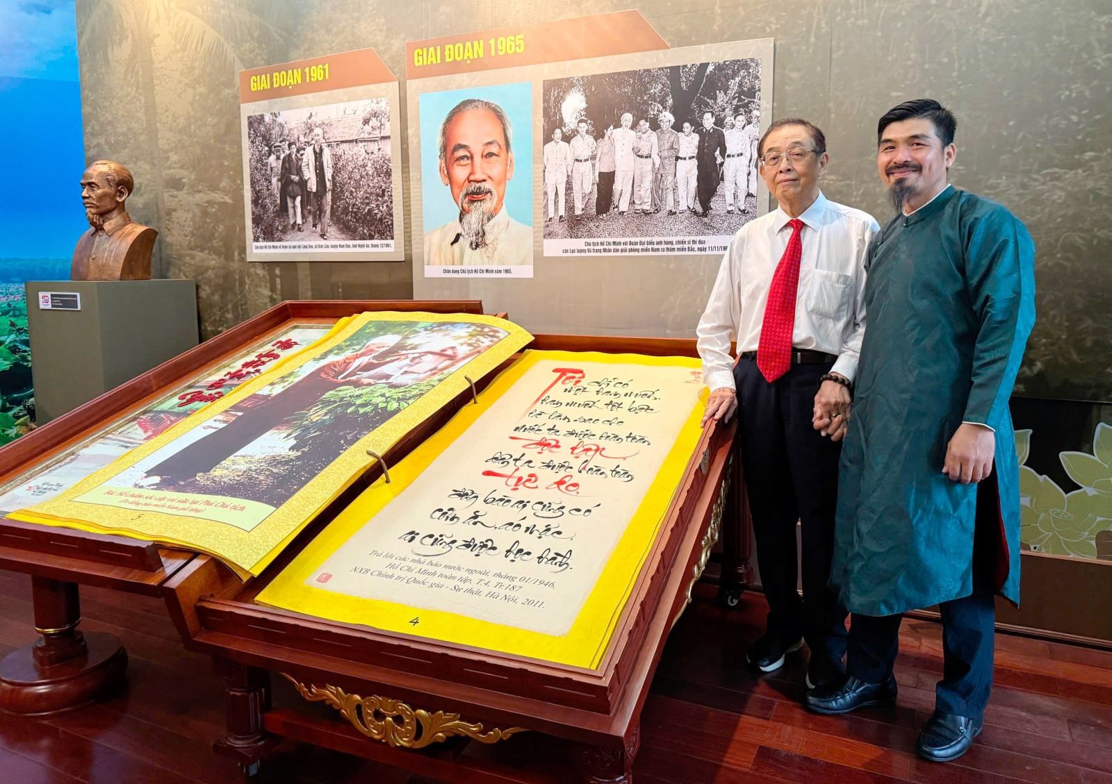 Kỷ lục gia thế giới, nghệ nhân Võ Dương (phải) bên tác phẩm thư pháp “Miền Nam nhớ mãi ơn Người” sắp được xác lập kỷ lục thế giới.