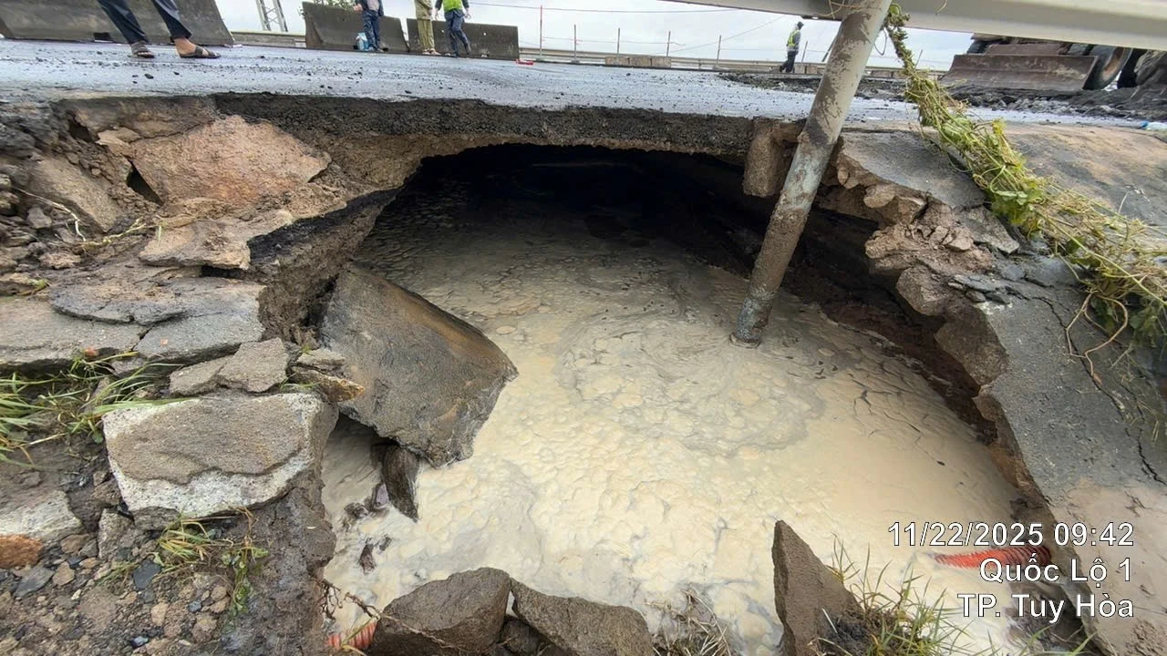 Tình trạng sạt lở và ngập sâu trên đường bộ ở khu vực Trung Bộ tiếp tục diễn biến phức tạp. Ảnh: DRVN.