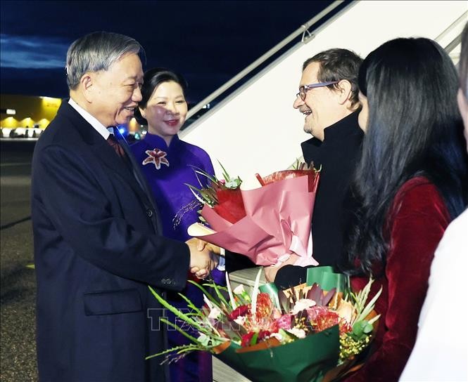 Tổng Bí thư Tô Lâm và Phu nhân đến Thủ đô Helsinki, bắt đầu chuyến thăm chính thức Cộng hòa Phần Lan. Tổng Bí thư Tô Lâm và Phu nhân đến Thủ đô Helsinki, bắt đầu chuyến thăm chính thức Cộng hòa Phần Lan.