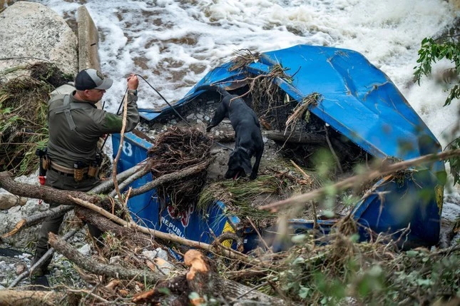 Tổng thống Trump đã phản bác khi được hỏi rằng liệu việc cắt giảm nhân sự của chính phủ liên bang có cản trở công tác ứng phó thảm họa hay để trống những vị trí quan trọng tại Cơ quan Khí tượng Quốc gia hay không. "Đây là thảm họa 100 năm có một", ông Trump nói.