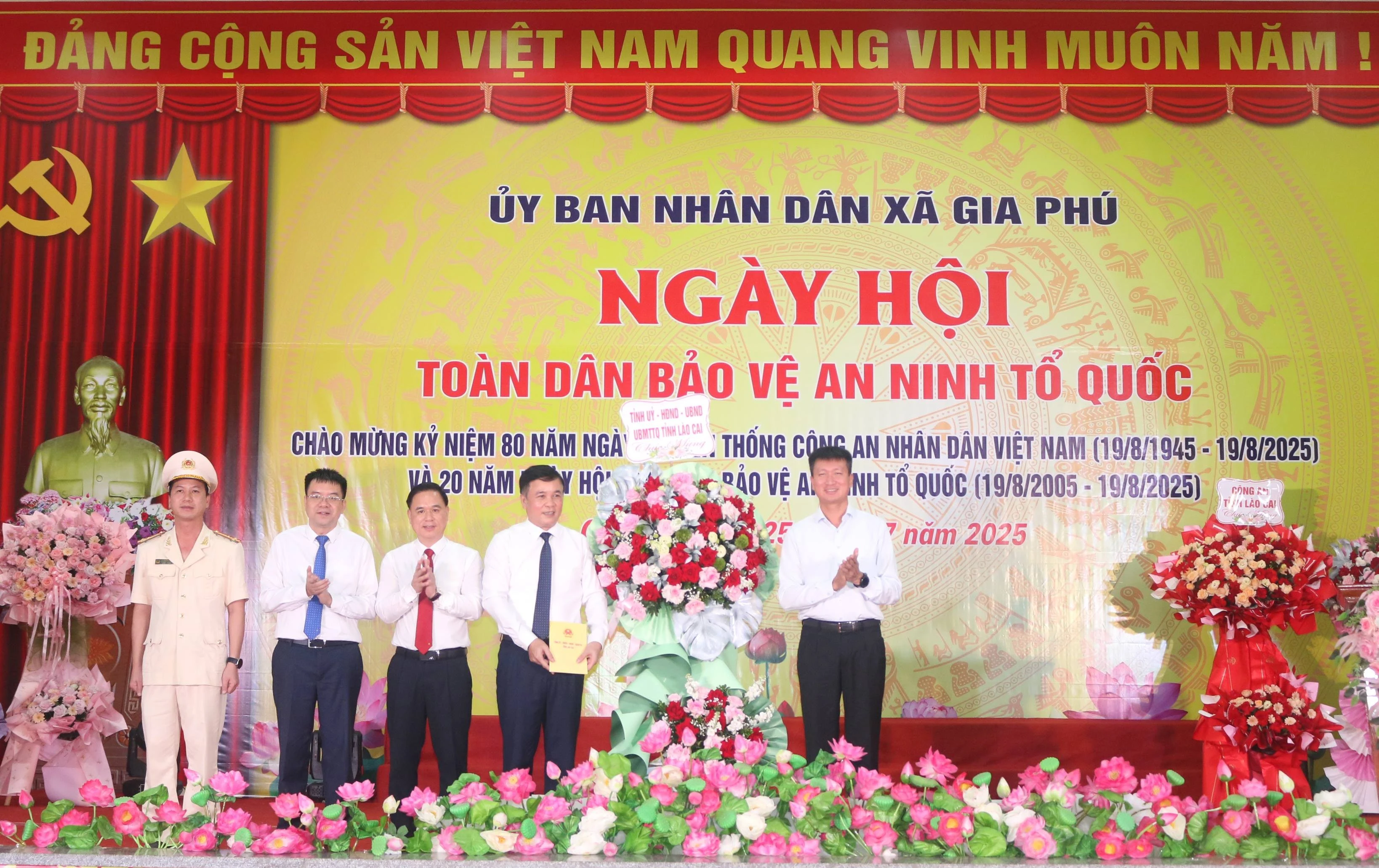 Chủ tịch UBND tỉnh Trần Huy Tuấn tặng hoa chúc mừng Đảng bộ, chính quyền, nhân dân xã Gia Phú.