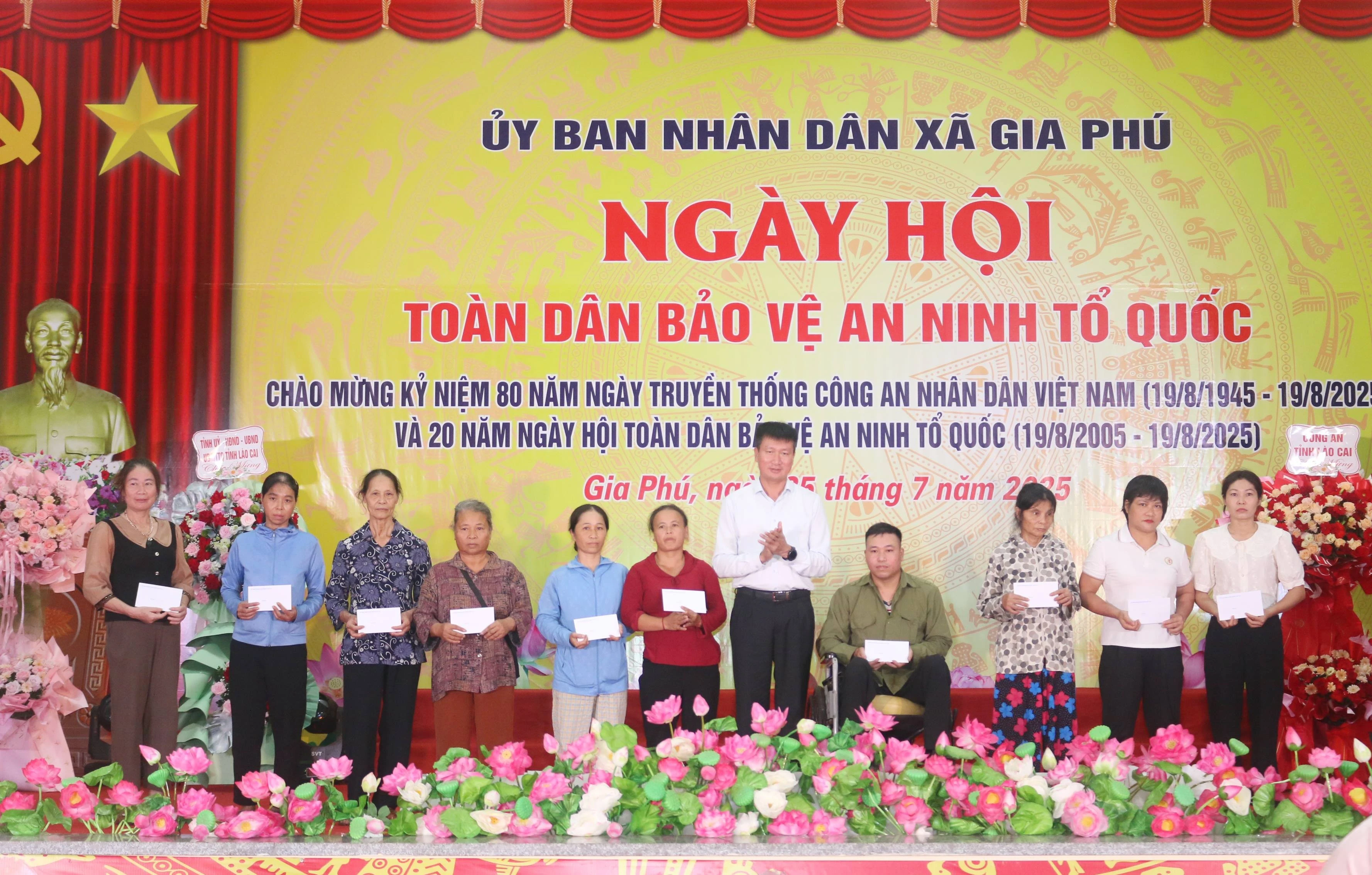 Đồng chí Chủ tịch UBND tỉnh tặng quà cho các gia đình có hoàn cảnh khó khăn trên địa bàn xã.