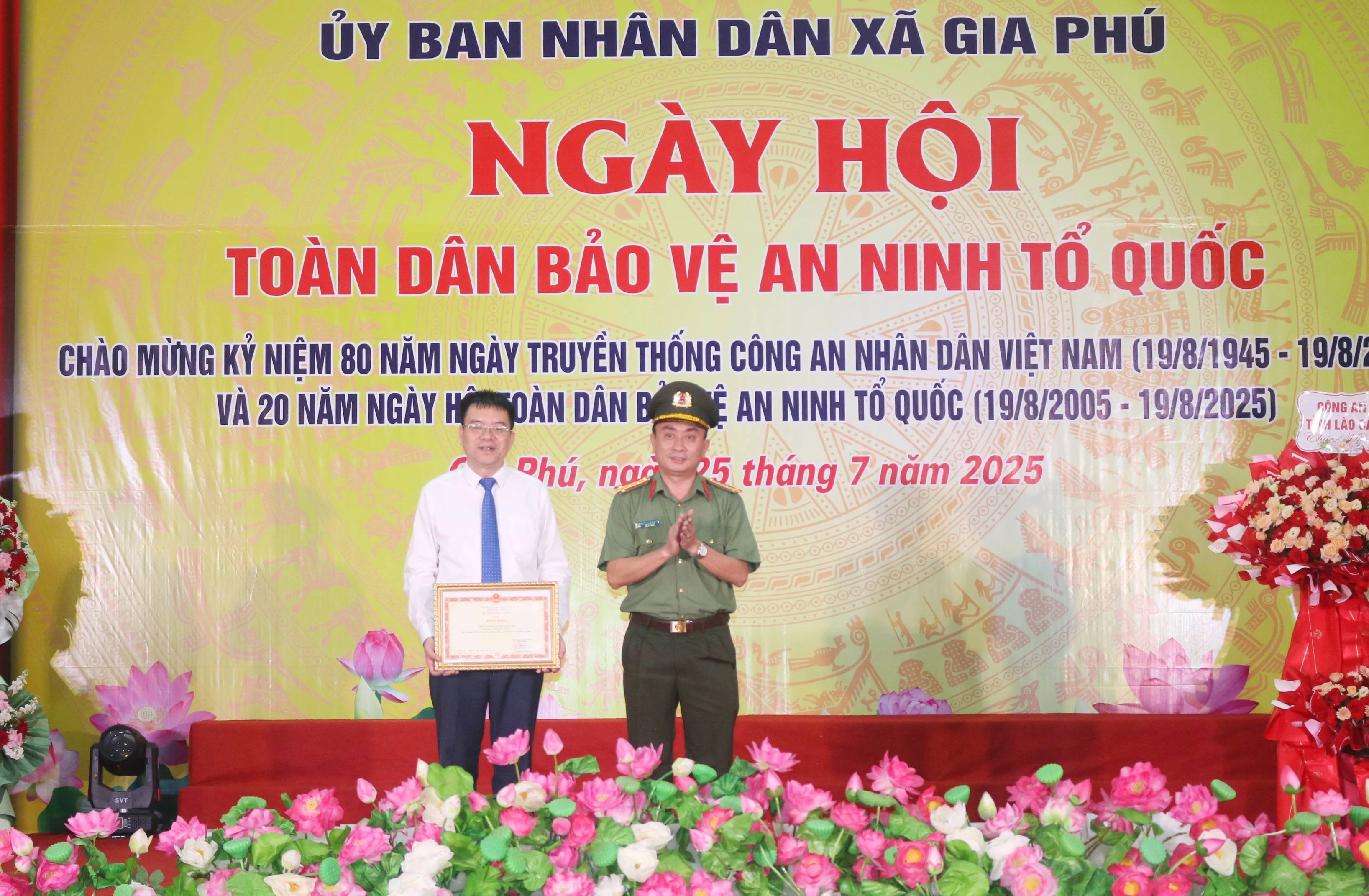 Thừa uỷ quyền Bộ trưởng Bộ Công an, Lãnh đạo Công an tỉnh Lào Cai tặng Bằng khen cho tập thể cán bộ, nhân dân xã Gia Phú có thành tích xuất sắc trong phong trào Toàn dân bảo vệ bảo vệ an ninh tổ quốc.