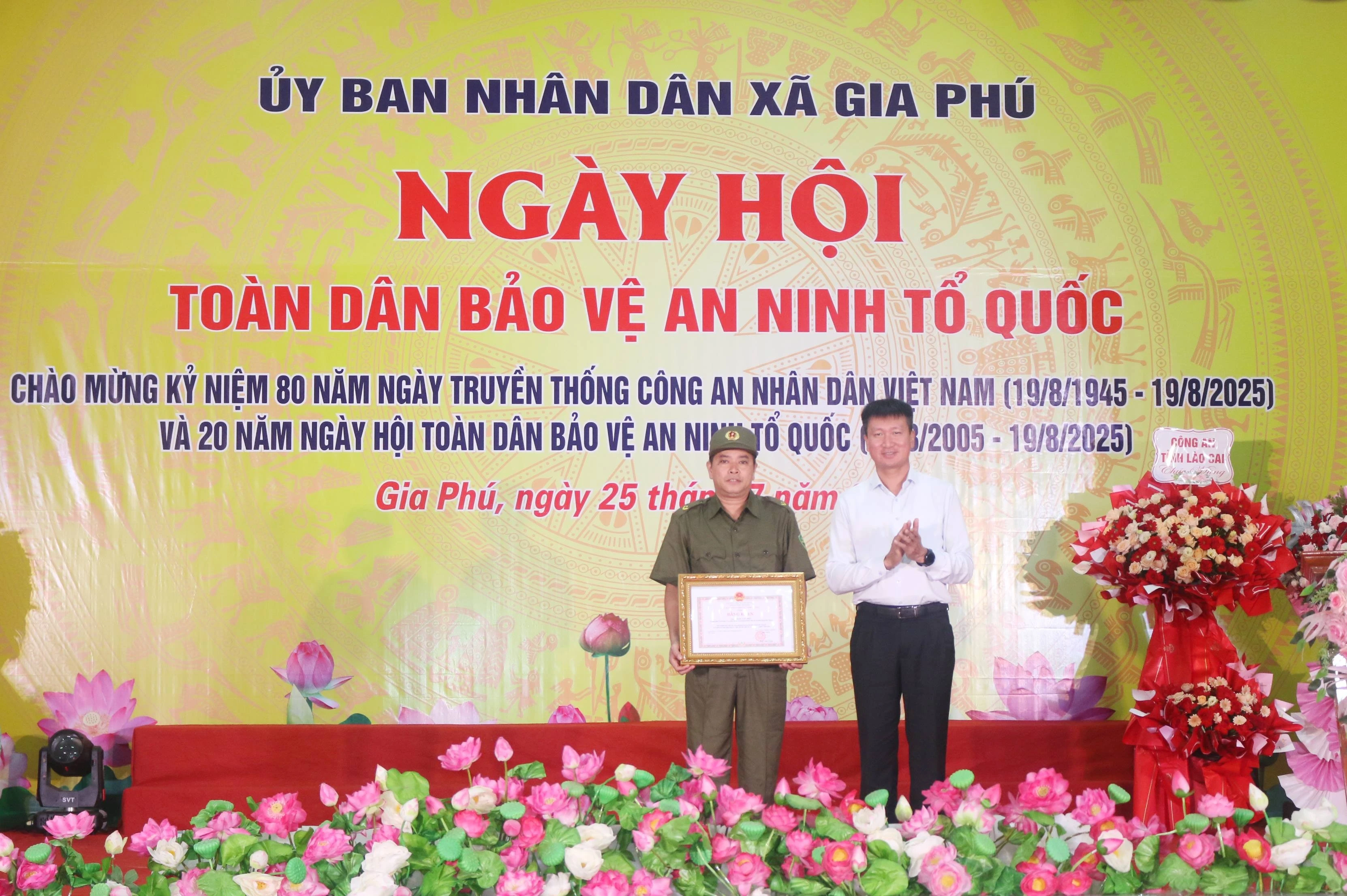 Chủ tịch UBND tỉnh tặng Bằng khen cho cá nhân có thành tích xuất sắc trong phong trào Toàn dân bảo vệ bảo vệ an ninh tổ quốc.