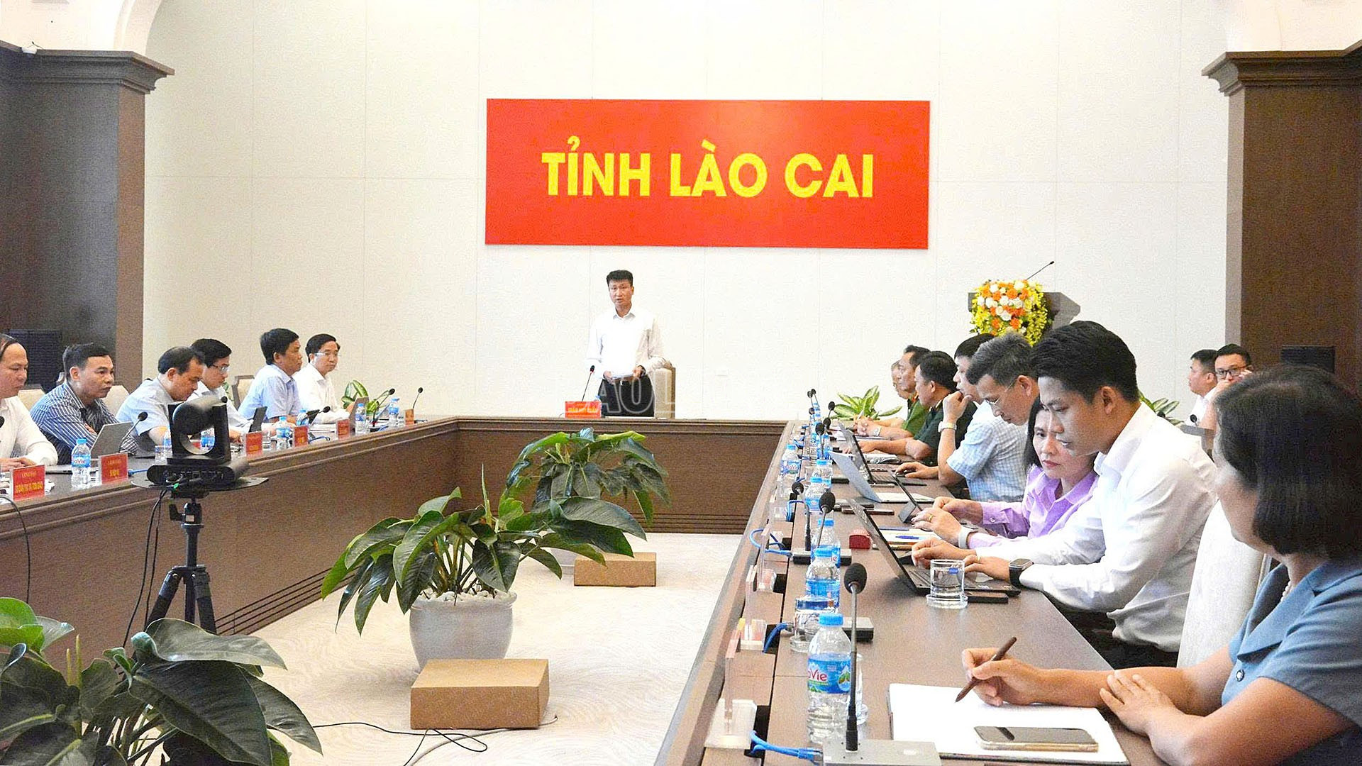 Đống chí Trần Huy Tuấn, Phó Bí Tỉnh ủy, Chủ tịch UBND tỉnh phát biểu tại phiên họp. baolaocai-c_24-7-chutichubnd.jpg