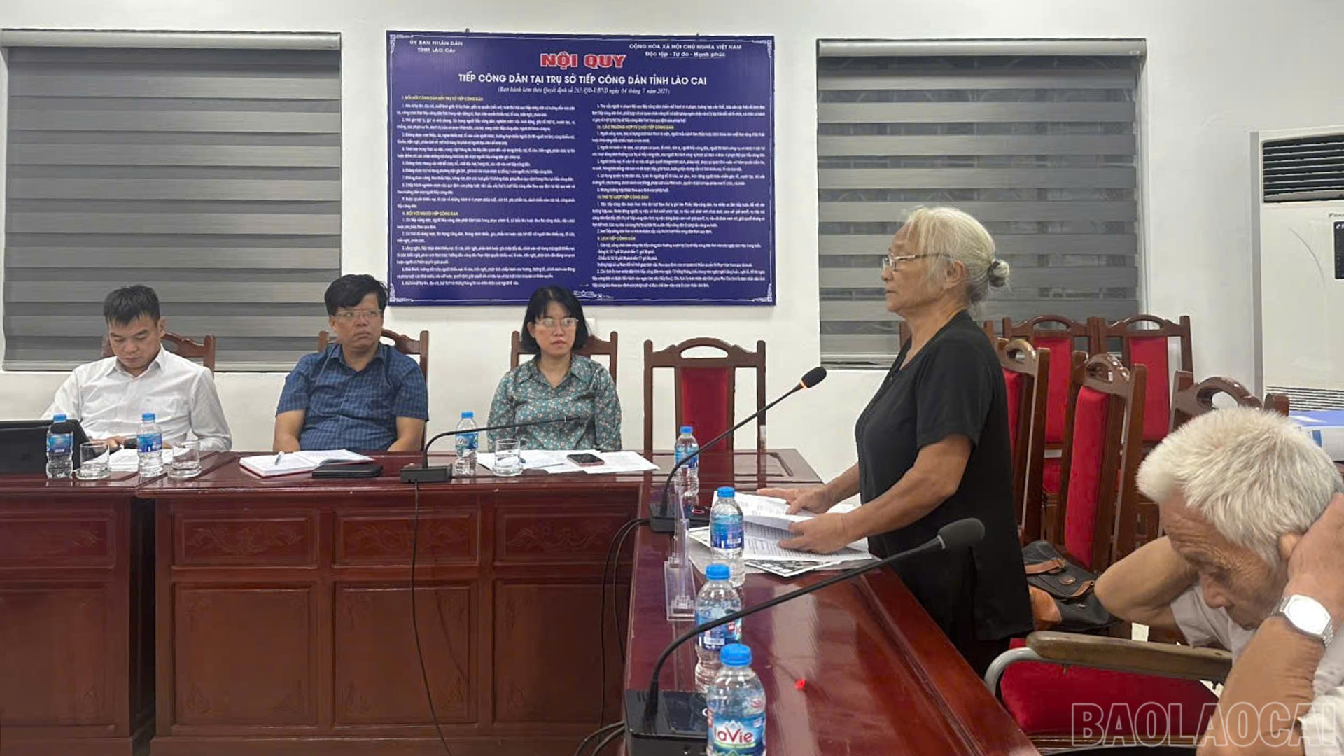 Người dân phản ánh tâm tư nguyện vọng tại phiên tiếp dân. baolaocai-br_24-7-tiep-dan3.jpg