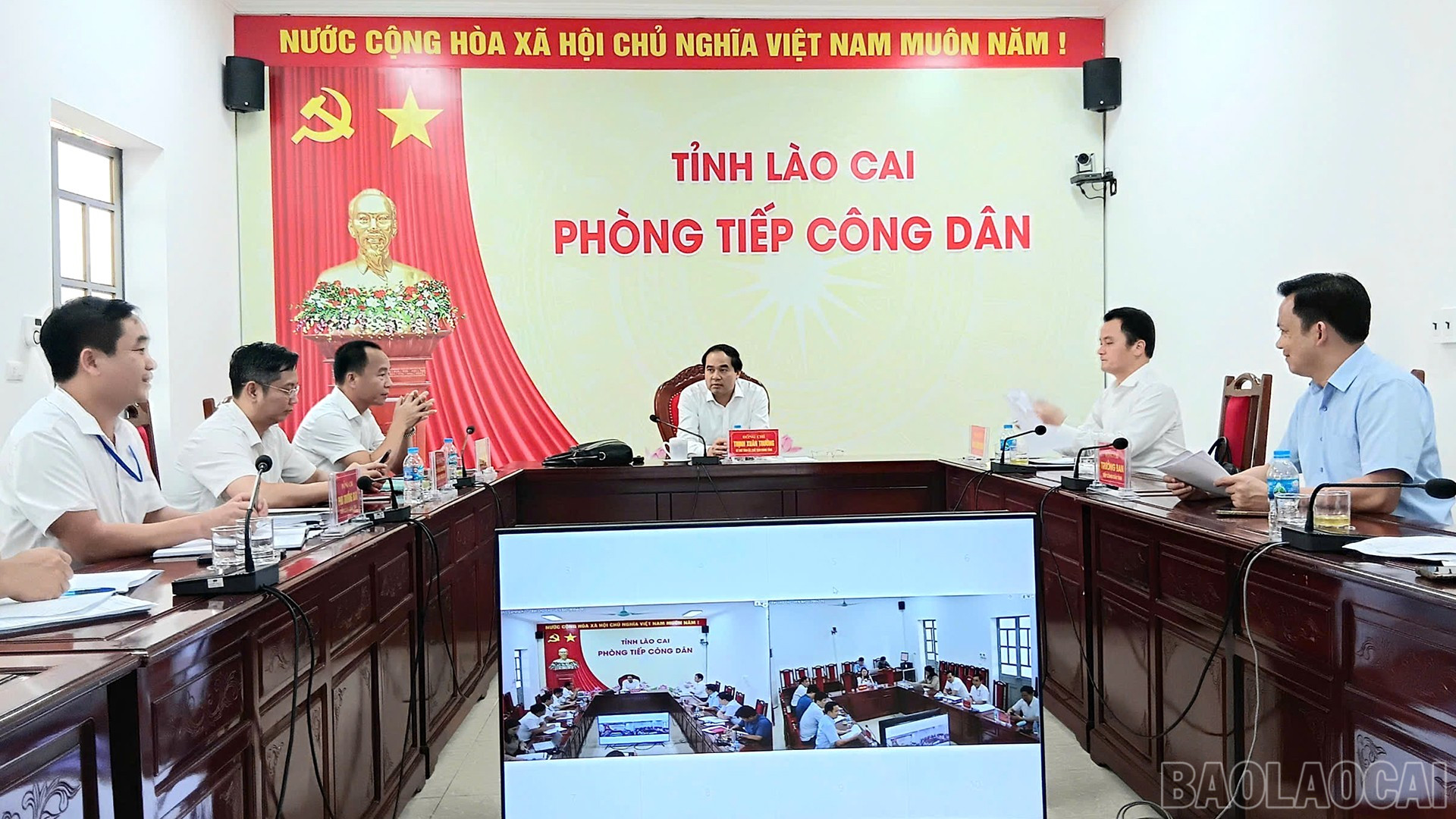 Quang cảnh phiên tiếp dân. baolaocai-br_24-7-tiep-dan1.jpg